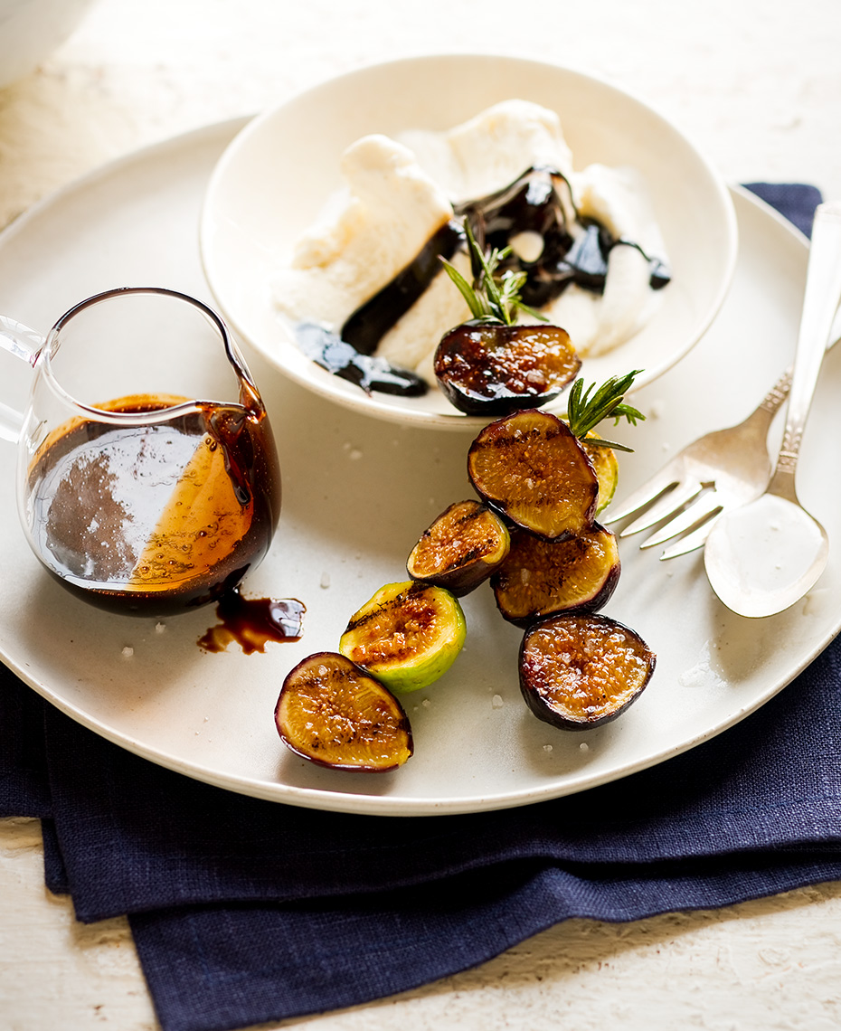 Grilled figs with ice-cream and balsamic fudge 