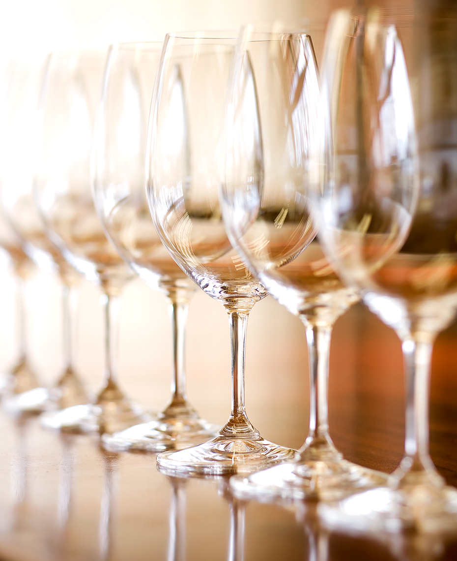 Repetitive wine glasses with selective focus